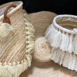 Panier bohème à frange & pompons en laine blanche